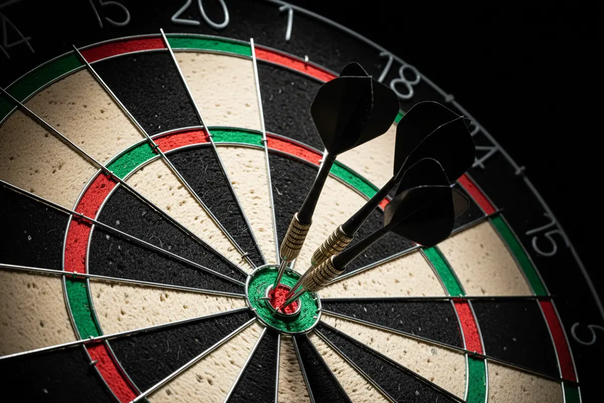 Dartbord met pijlen in de triple 20 sector