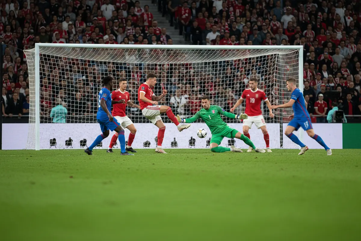 Aanvallende voetbalactie met spelers voor het doel