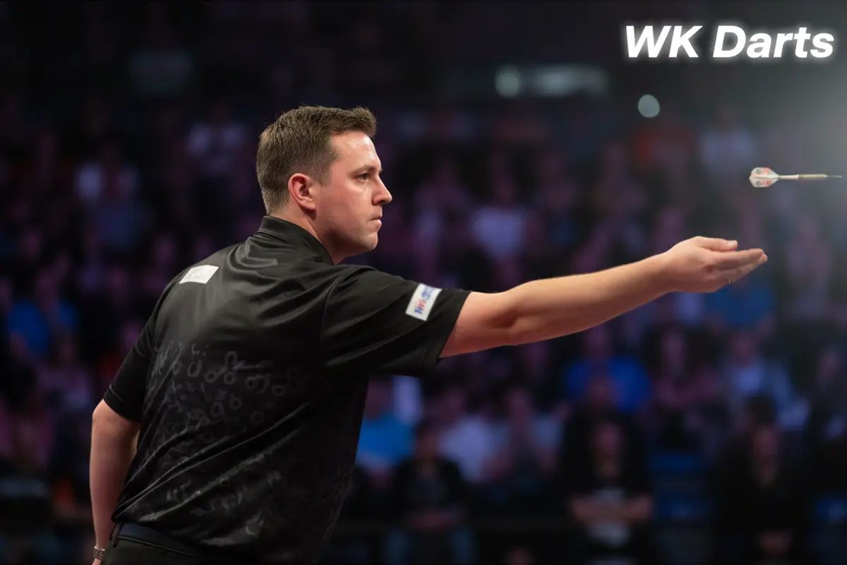 Professionele dartspeler gooit pijlen op het dartbord